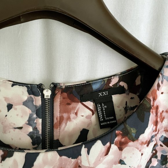 Forever 21 women's bouse. Multicolor, with flowers. Size L - Picture 2 of 3